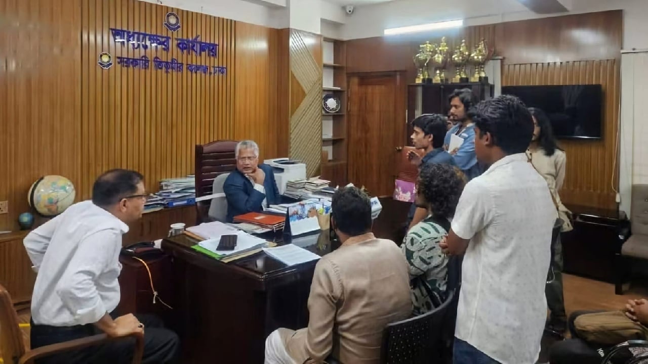 ছাত্র মৈত্রীর নেতাদের ওপর ছাত্রদলের হামলা, ৩ দাবিতে স্মারকলিপি