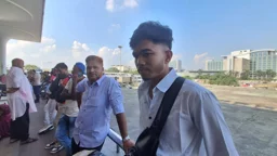 ‘নতুন করে টিকিট কাটতে অতিরিক্ত ৬৫ হাজার টাকা খরচ হয়েছে’