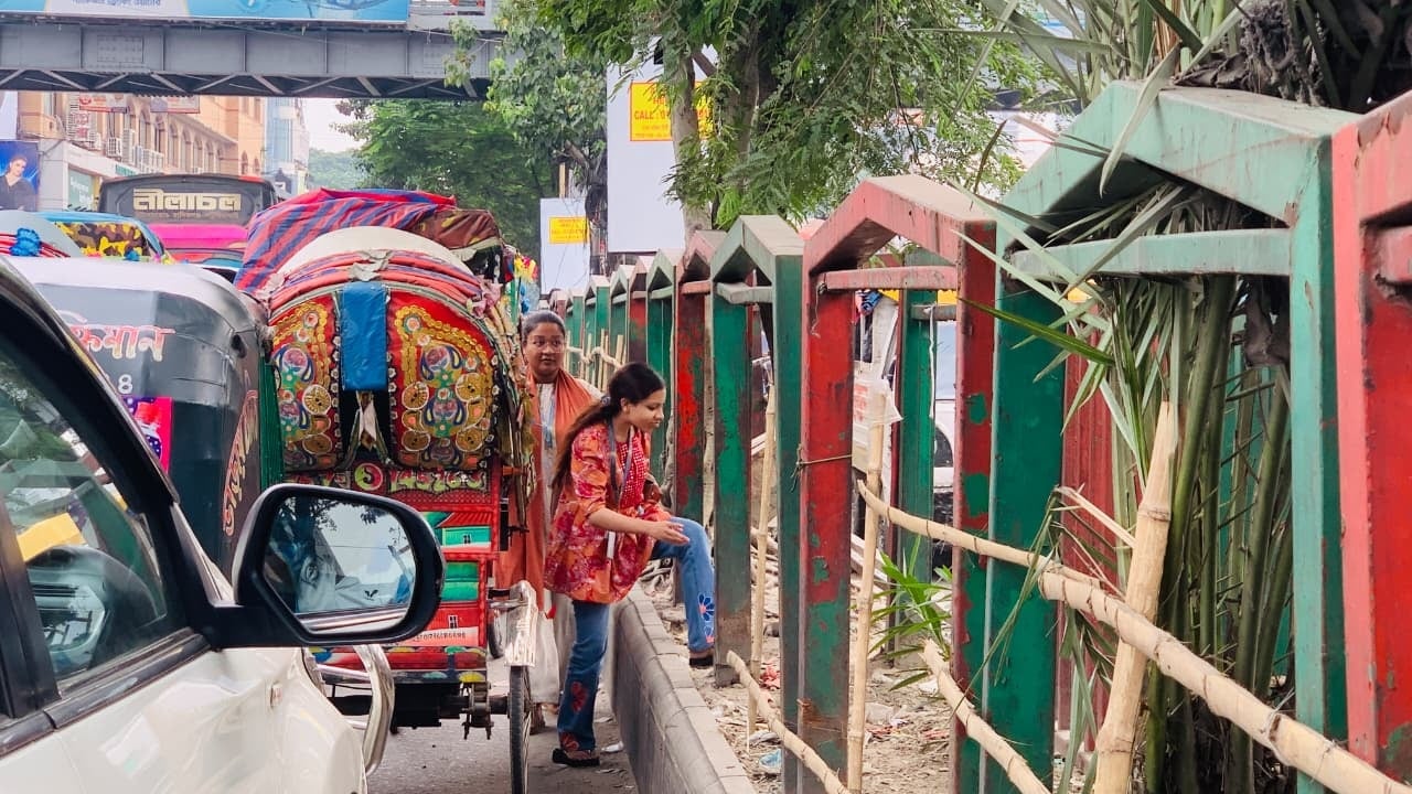 ভাঙা ডিভাইডার টপকে সড়ক পার হচ্ছেন এক পথচারী। এতে দুর্ঘটনার ঝুঁকি বাড়ছে। ছবি: সিজেডএন টোয়েন্টিফোর