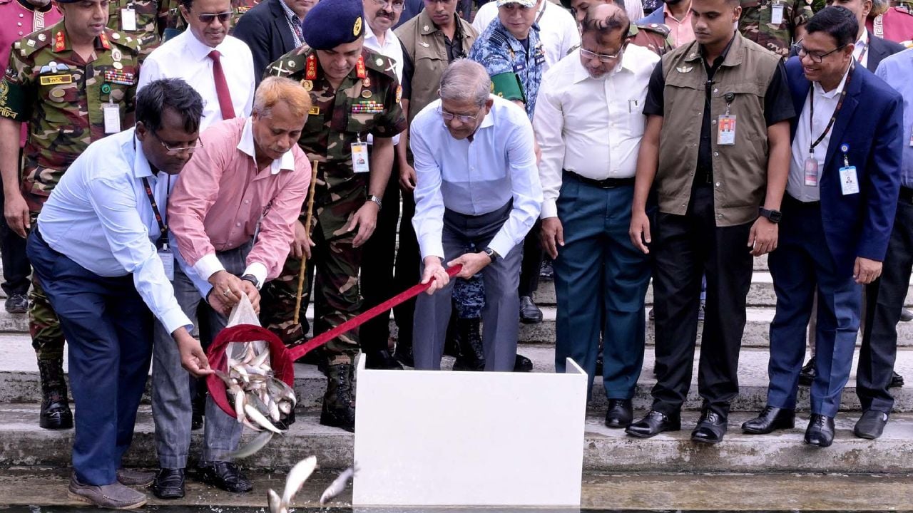 বঙ্গভবনের সিংহ পুকুরে মাছের পোনা অবমুক্ত করলেন রাষ্ট্রপতি