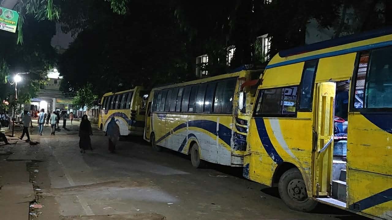 তিতুমীর কলেজ শিক্ষার্থীকে মারধর, আলিফ পরিবহনের ৩ বাস আটক