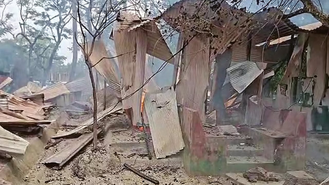 নোয়াখালীতে যুবককে পিটিয়ে হত্যার জেরে অভিযুক্তের বাড়িতে অগ্নিসংযোগ