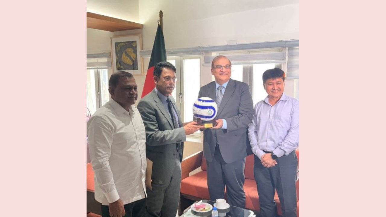 বাংলাদেশকে ১ হাজার ফুটবল উপহার ‍দিলো পাকিস্তান