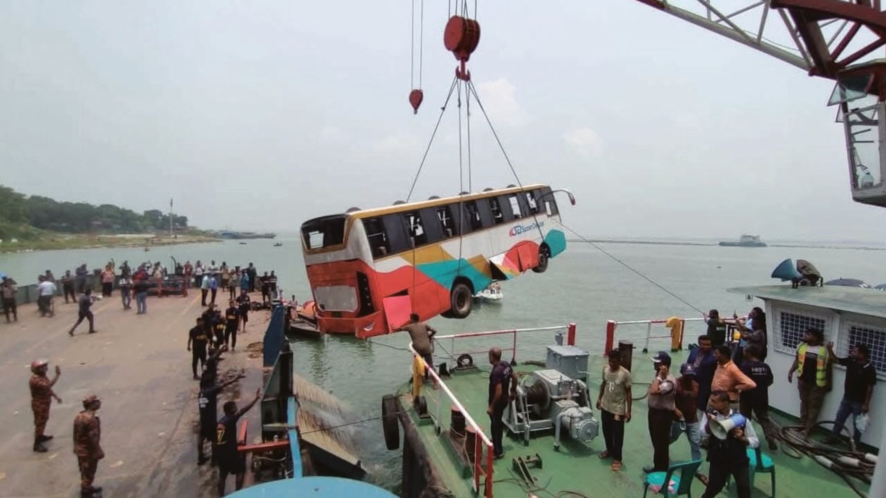 পদ্মায় ডুবে যাওয়া বাস উদ্ধার