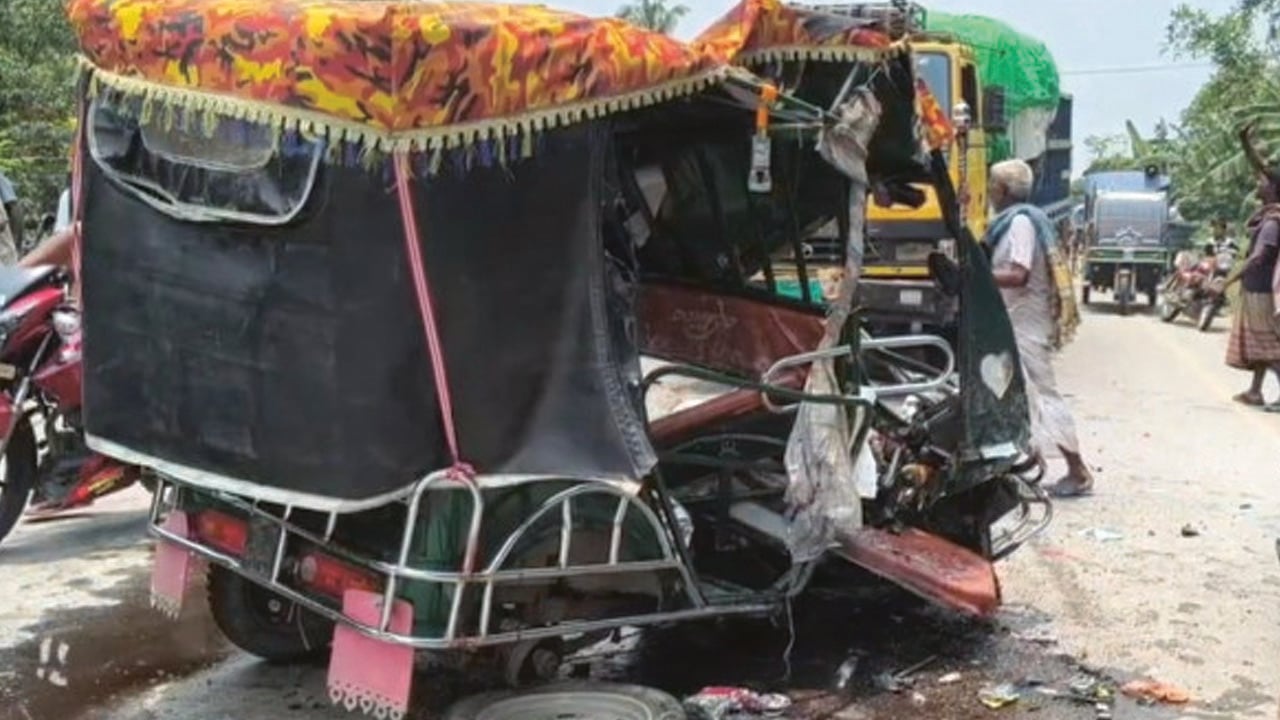 মেহেরপুরে ট্রাক-ইজিবাইক সংঘর্ষে নিহত ৩