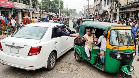 অটোরিকশার গতিরোধ করে বাংলাদেশ ব্যাংক কর্মকর্তার ৫ লাখ টাকা ছিনতাই