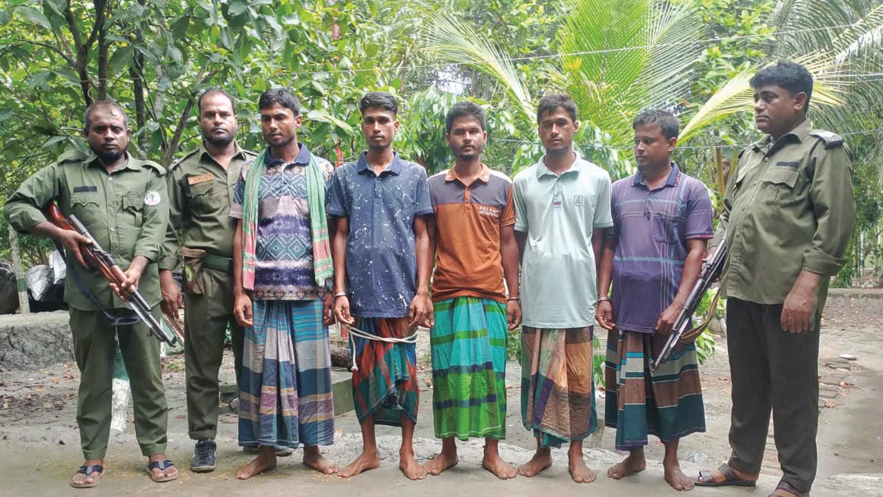 সুন্দরবনে মাছ শিকারের গিয়ে ৫ ভাই আটক
