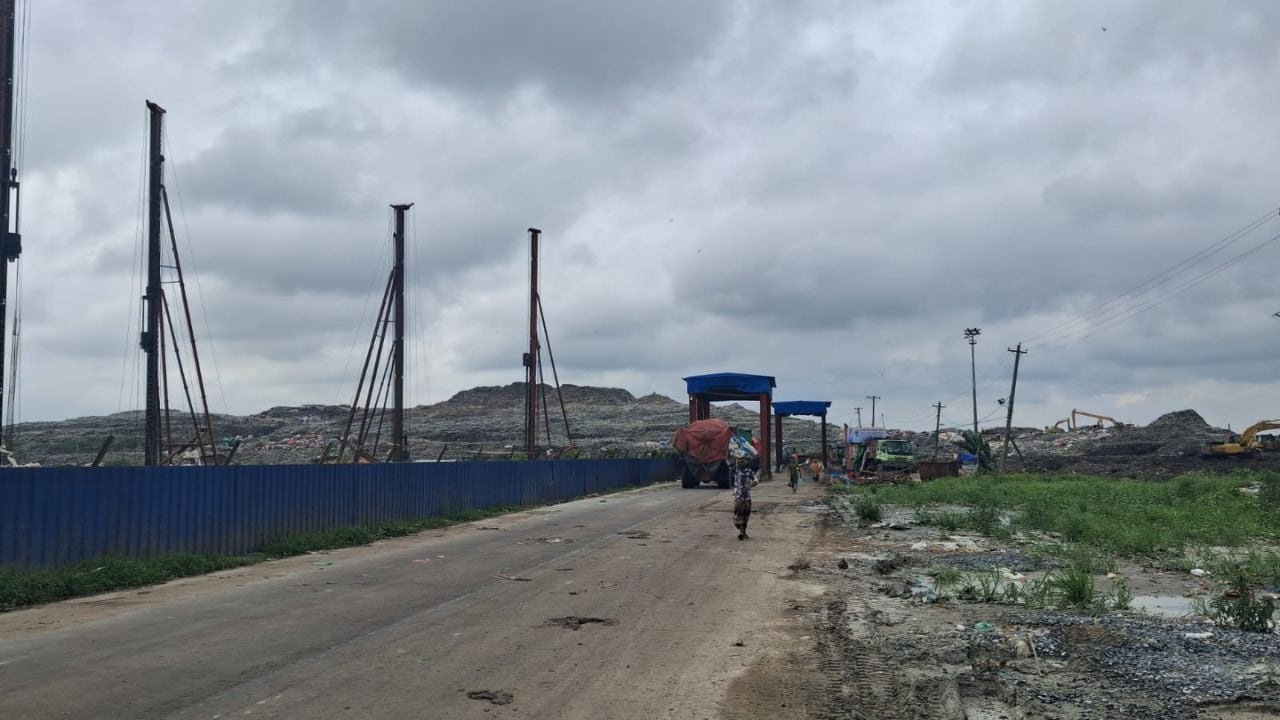 আমিনবাজারের ল্যান্ডফিলের মধুমতি এলাকায় ঢাকা-আরিচা মহাসড়কের পাশেও বর্জ্য ফেলে রাখা হয়। ছবি: সিজেডএন টোয়েন্টিফোর