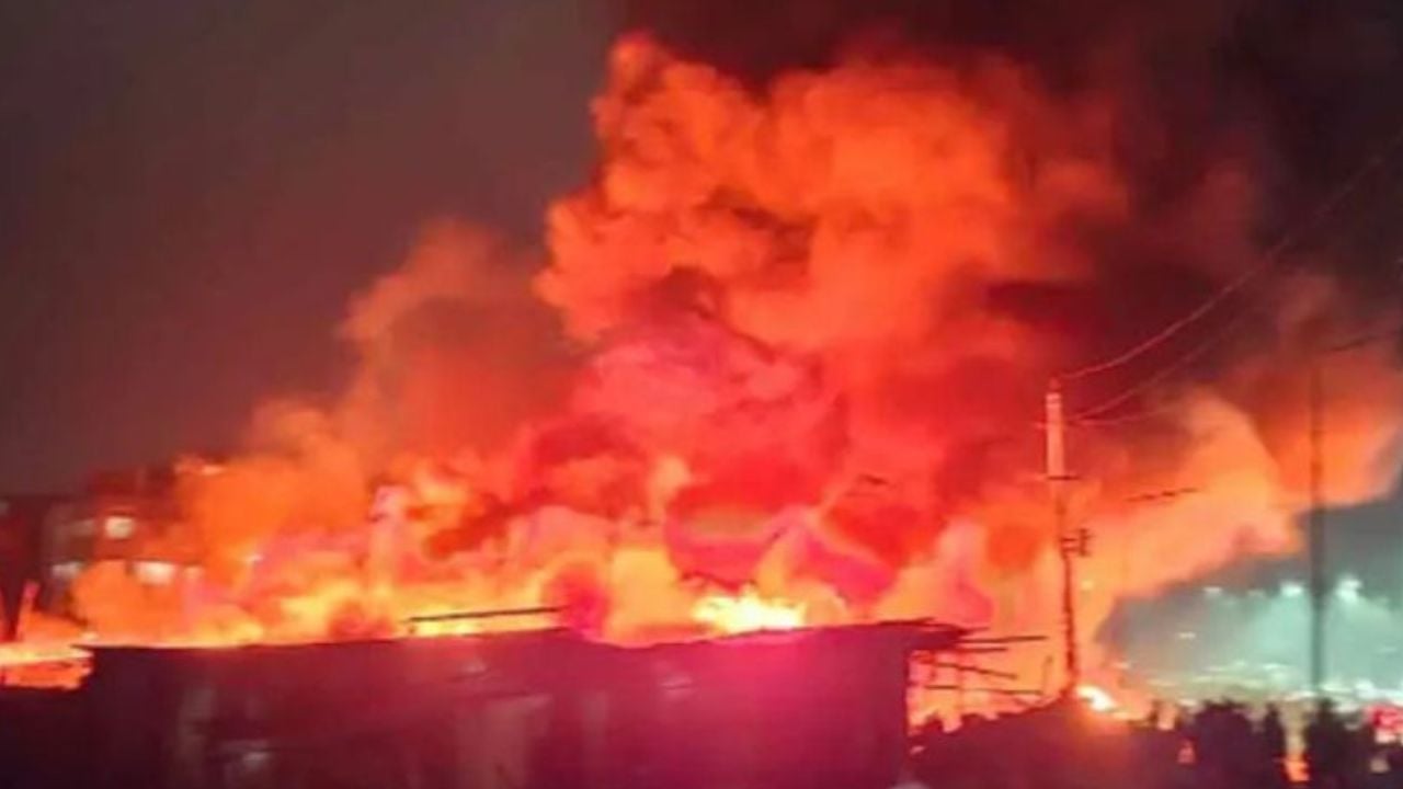 কালশী বস্তিতে আগুন নেভানোর চেষ্টায় ফায়ার সার্ভিসের ১৩ ইউনিট