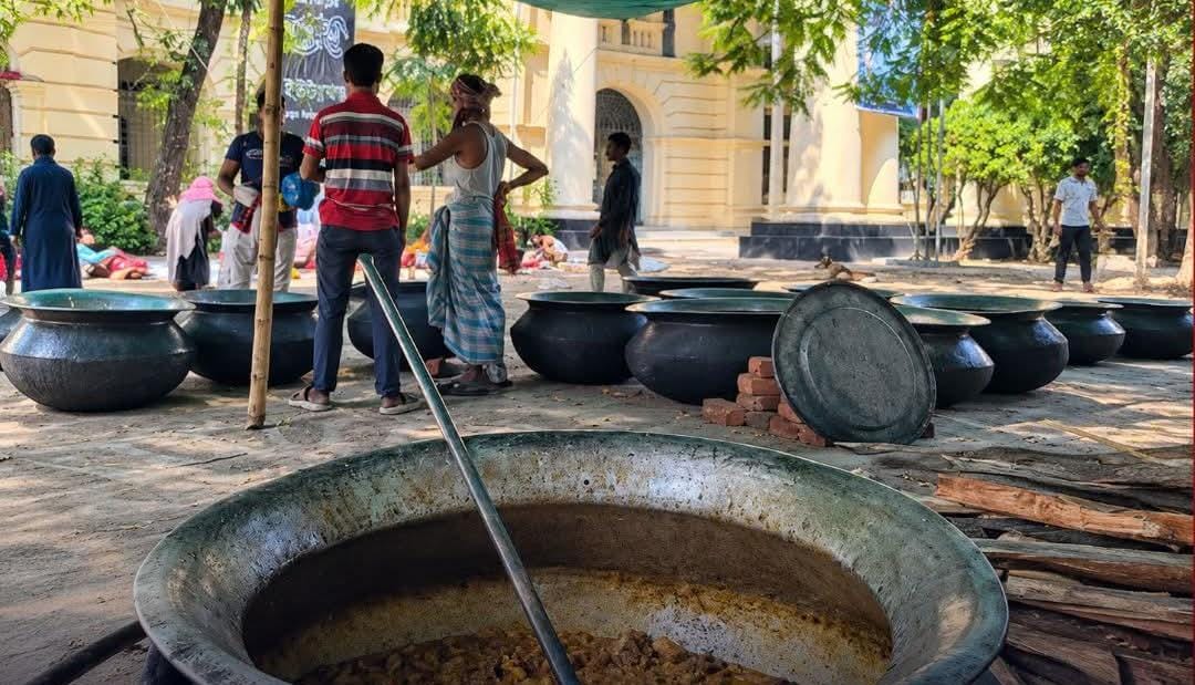 উপাচার্য ভবন সামনেই গরু রান্না করা হয়