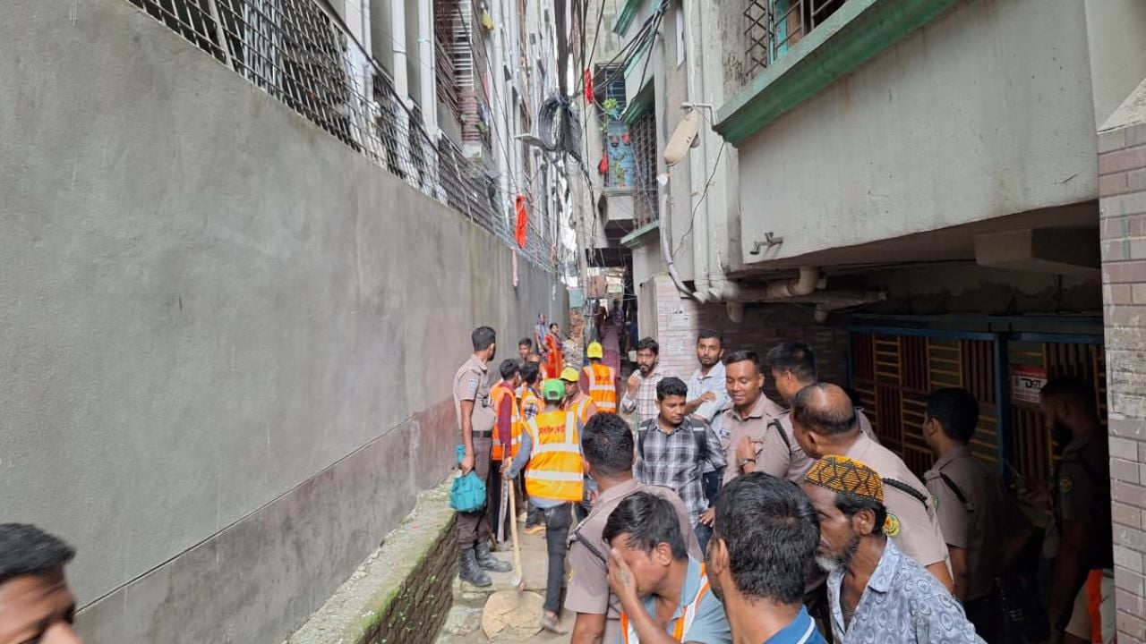 অনুমোদনহীন ও নকশাবহির্ভূত স্থাপনার বিরুদ্ধে রাজউকের অভিযান। ছবি: সিজেডএন টোয়েন্টিফোর