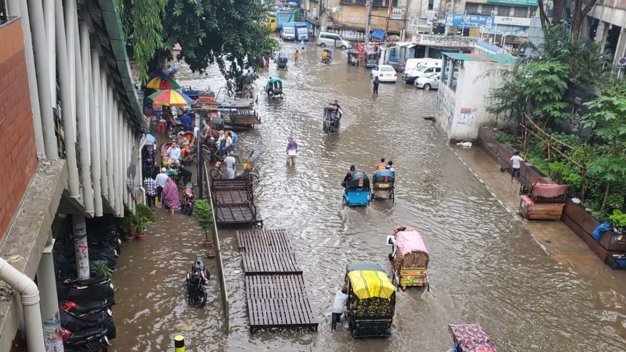 রাজধানীর মতিঝিল এলাকায় জলাবদ্ধতা
