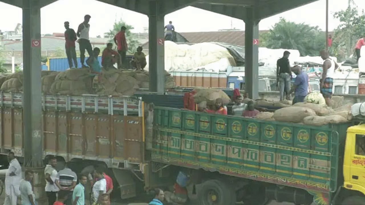 বেনাপোল দিয়ে প্রথম চালানে কাঁচা মরিচ এলো ৯ টন
