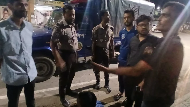 ঢাবি ক্যাম্পাসে চালককে অচেতন করে রিকশা ছিনতাই