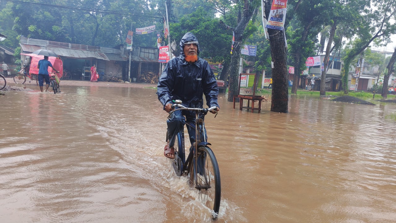 সাতক্ষীরায় বৃষ্টিতে জলাবদ্ধতা, ভোগান্তিতে মানুষ