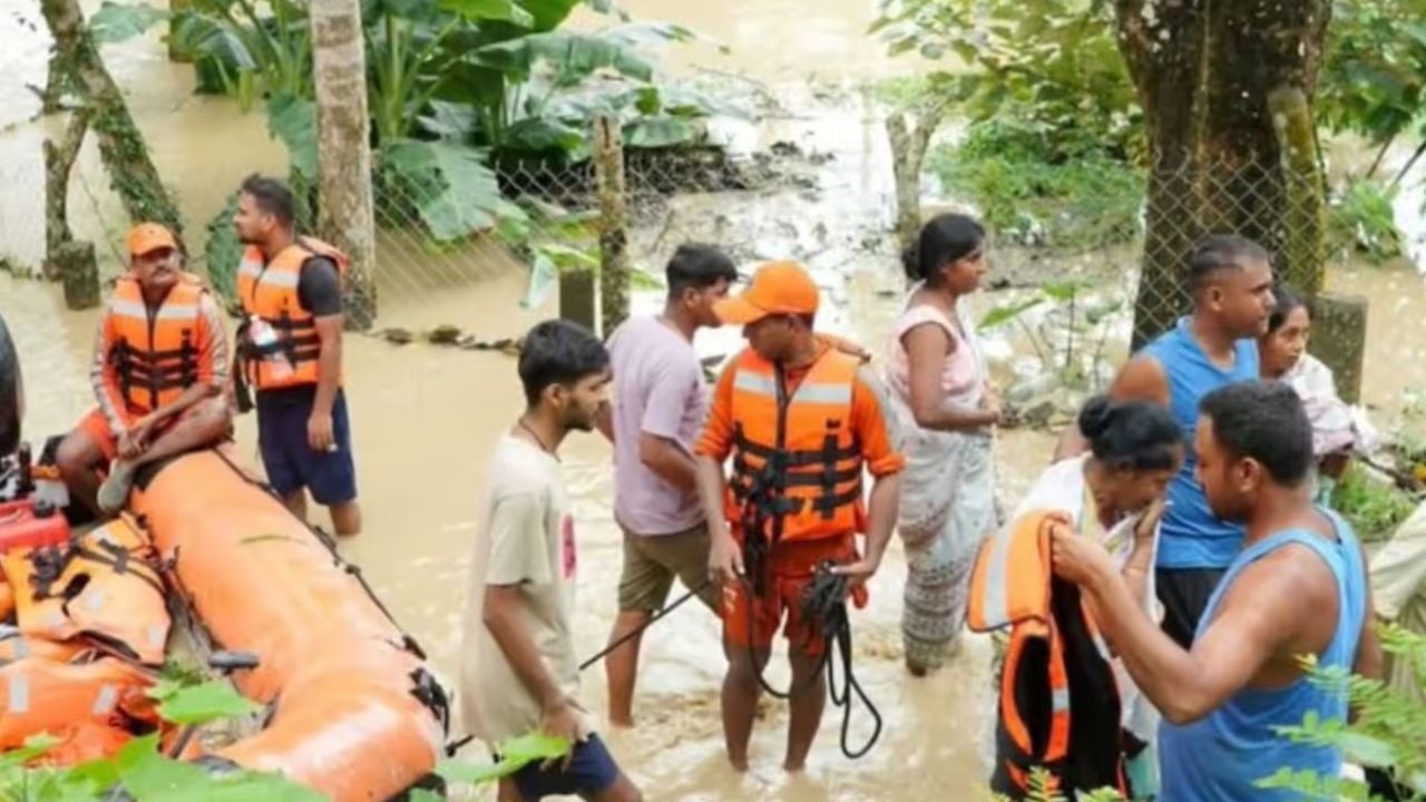 আসামে বন্যায় আরও ১৪ জনের মৃত্যু, নিহত বেড়ে ৬১