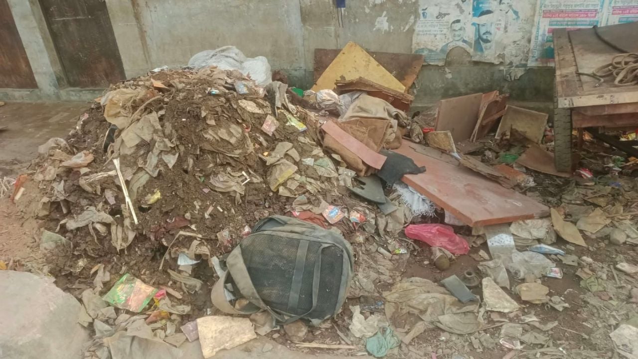 রাজধানীর জুরাইন এলাকার একটি বাড়ির সামনে ময়লা-আবর্জনার স্তূপ। ছবি: সিটিজেন জার্নাল টোয়েন্টিফোর