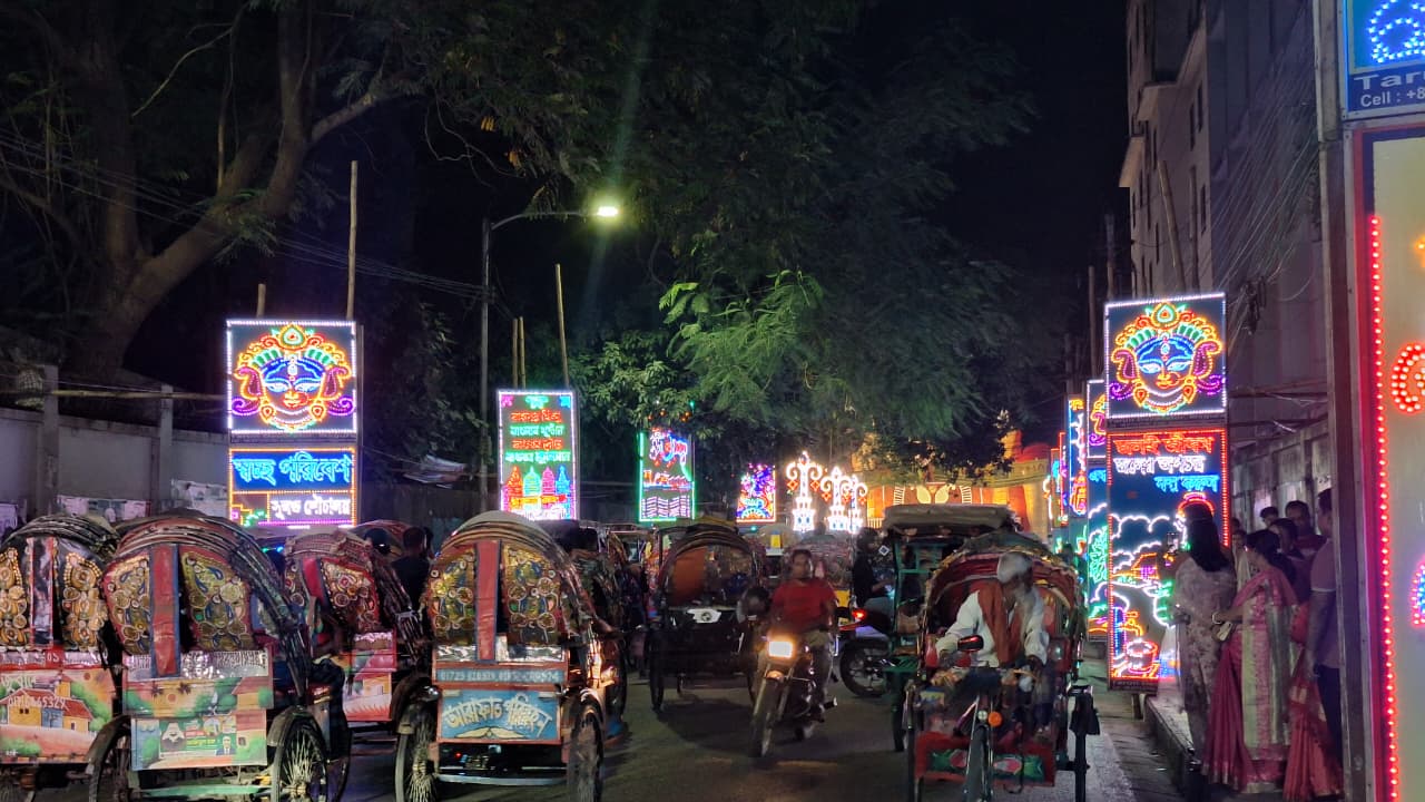 দুর্গাপূজার উৎসবে মিরপুর কেন্দ্রীয় মন্দিরের সামনের সড়কে রিকশার ভিড়। ছবি: সিজেডএন টোয়েন্টিফোর