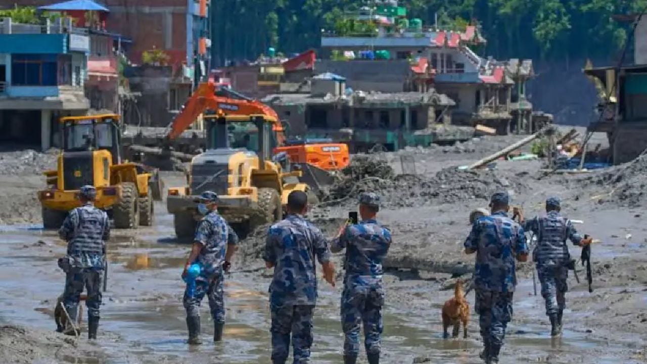 নেপালে বন্যায় প্রাণহানির সংখ্যা বেড়ে ১৩৪৪