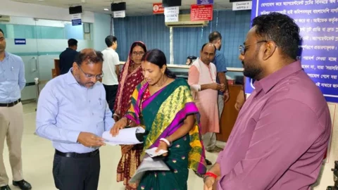 ভিসা আবেদনে দালালের খপ্পরে না পড়ার পরামর্শ ভারতীয় সহকারী হাইকমিশনারের
