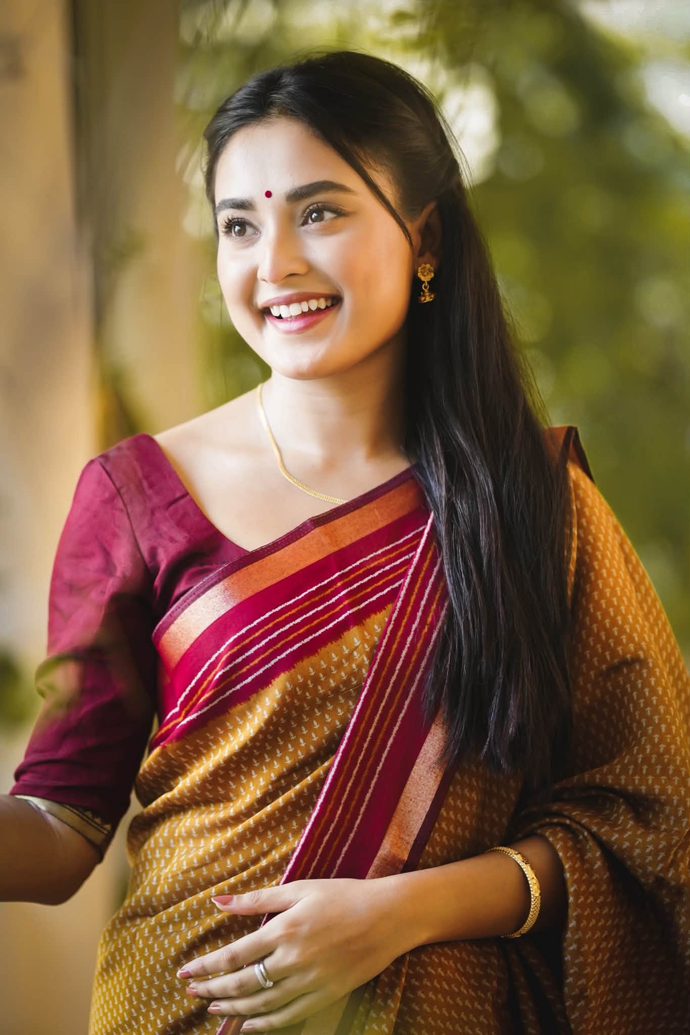 শাড়ি ও মায়াবী হাসিতে তটিনী