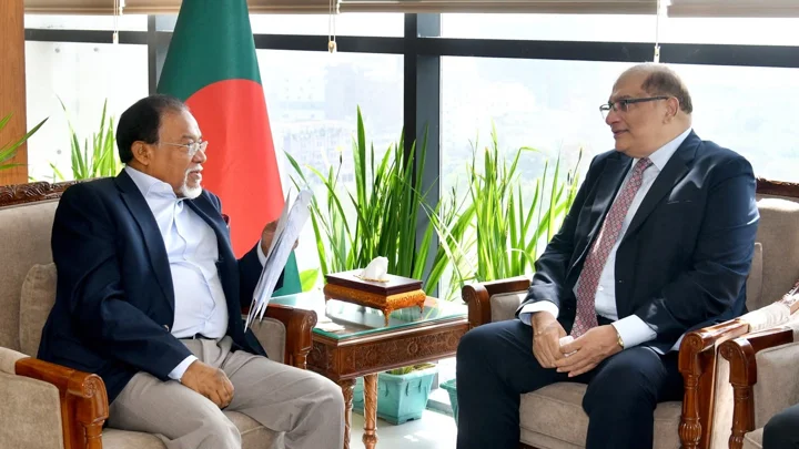 জনপ্রশাসন উপদেষ্টার সঙ্গে পাকিস্তানি হাইকমিশনারের সাক্ষাৎ