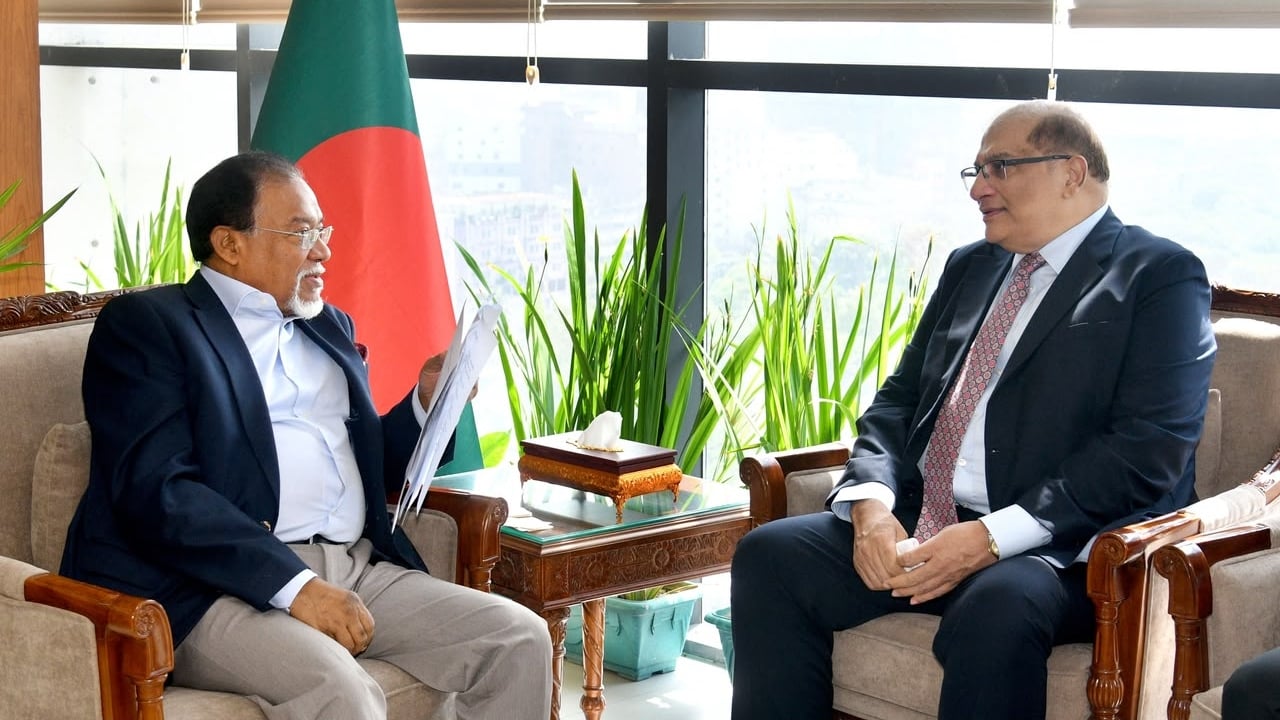 জনপ্রশাসন উপদেষ্টার সঙ্গে পাকিস্তানি হাইকমিশনারের সাক্ষাৎ