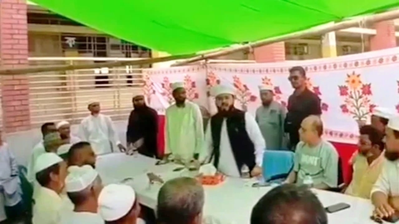 ‘এই মিয়া চুপ, একেবারে খেয়ে ফেলব’
