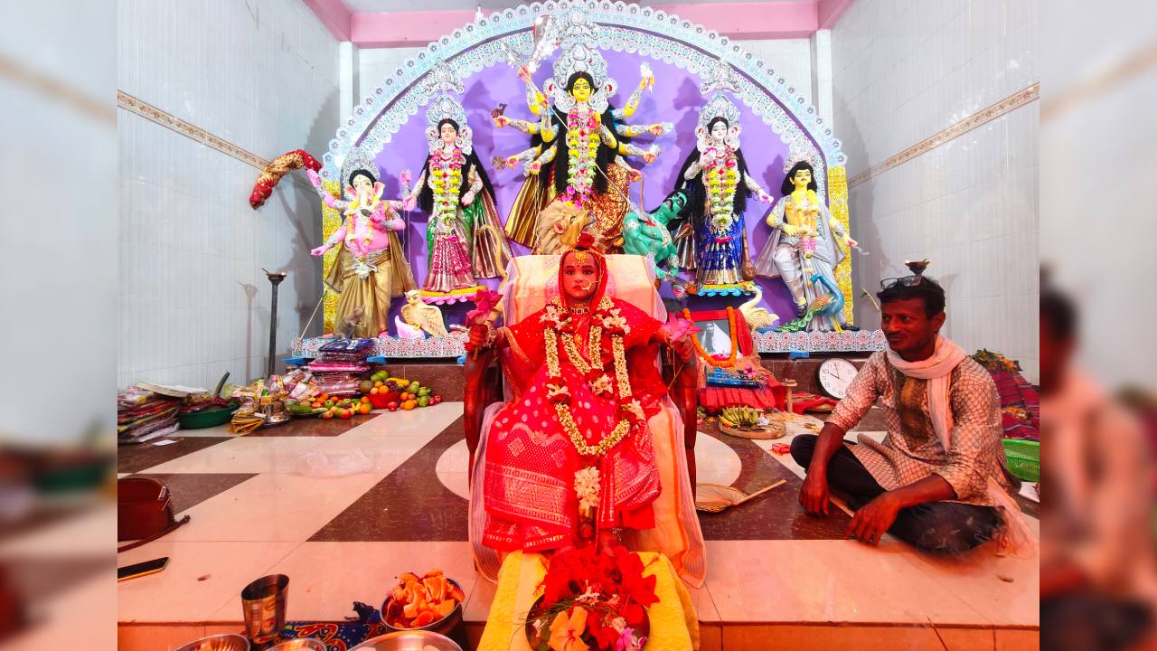 রামকৃষ্ণ সেবাশ্রমে কুমারী পূজায় দর্শনার্থীদের ভিড়