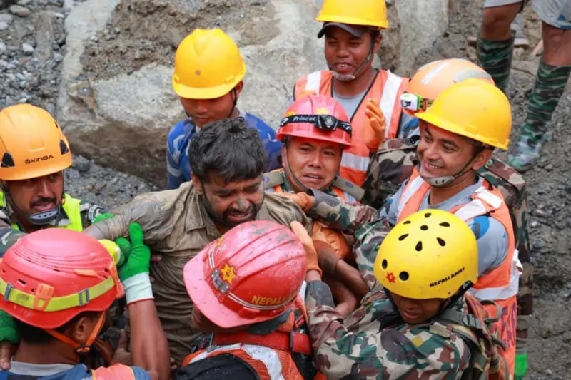 নেপালে ভূমিধসের ৯ দিন পর জলবিদ্যুৎ প্রকল্পের সুড়ঙ্গ থেকে উদ্ধার করা এক কর্মী