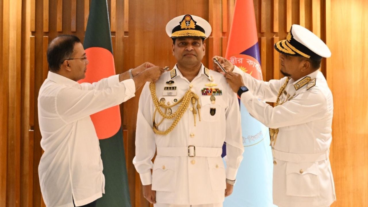 নৌবাহিনীর নবনিযুক্ত প্রধানকে র্যাঙ্ক ব্যাজ পরিয়ে দিলেন প্রধানমন্ত্রী