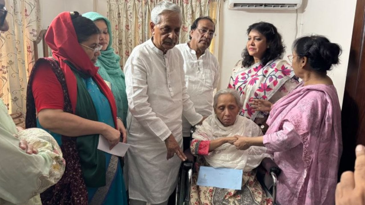 অসুস্থ শবনম মুশতারীর বাসায় সংস্কৃতিমন্ত্রী