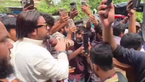 রবীন্দ্রনাথের ছবিতে চুনকালি মাখতে গিয়ে আটক জুলাই-যোদ্ধা আয়াশ