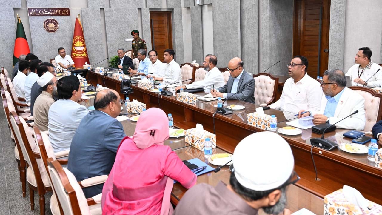 বিন্না ঘাসের ব্যবহার নিয়ে সচিবালয়ে প্রধানমন্ত্রীর কার্যালয়ে সভা। ছবি: পিএমও