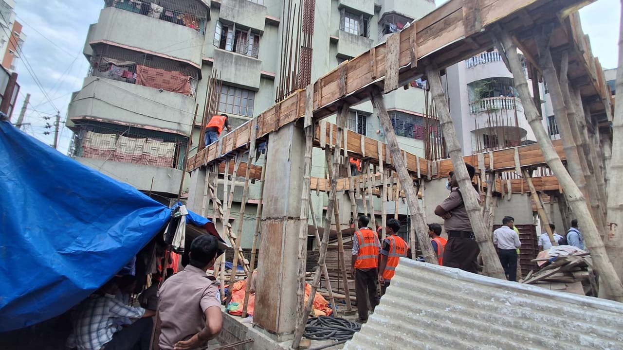 বাসাবোর কদমতলা রোডের একটি ভবনে রাজউকের অভিযান। ছবি: সিজেডএন টোয়েন্টিফোর