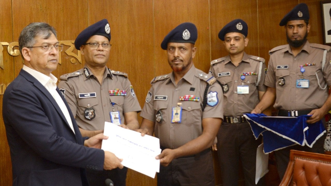 পলাতক পুলিশ কর্মকর্তাদের প্রতি অনুকম্পা দেখাবে না সরকার_ স্বরাষ্ট্রমন্ত্রী ২