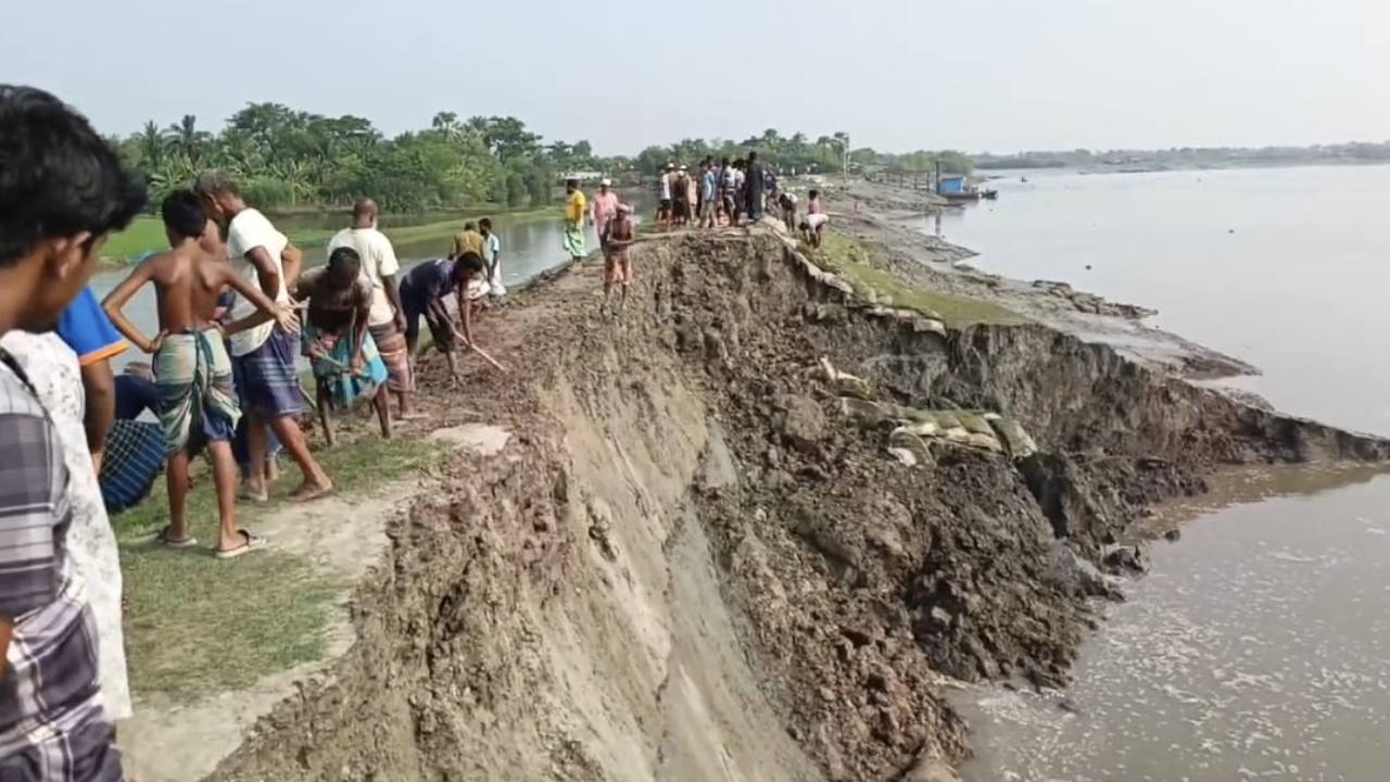 ভাঙন রোধে স্বেচ্ছাশ্রমে কাজ করছেন স্থানীয়রা। ছবি: সিজেডএন টোয়েন্টিফোর