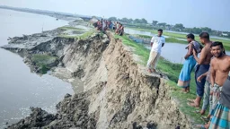 সাতক্ষীরায় বেড়িবাঁধে ভয়াবহ ভাঙন, আতঙ্কে কয়েক হাজার মানুষ
