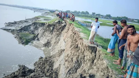 সাতক্ষীরায় বেড়িবাঁধে ভয়াবহ ভাঙন, আতঙ্কে কয়েক হাজার মানুষ