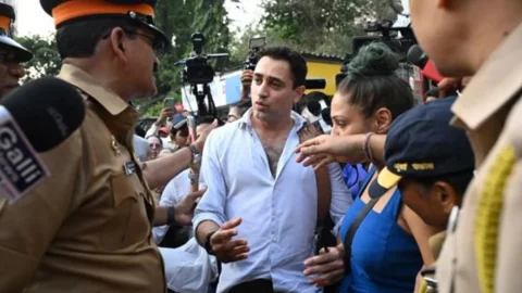দেশ ছাড়ার নোটিশকে চ্যালেঞ্জ করে হাইকোর্টের দারস্থ হচ্ছেন ইমরান খান