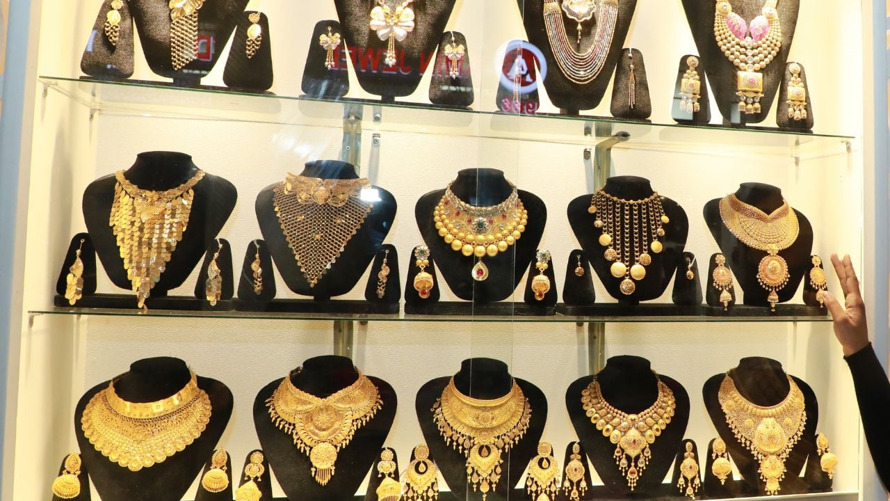 দেশে টানা দুই দফা কমলো স্বর্ণের দাম, ভরি কতো