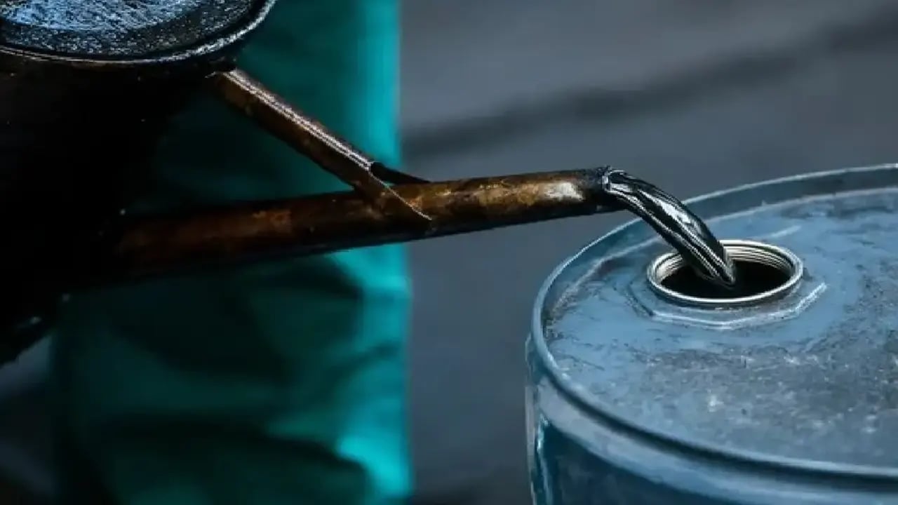 একলাফে প্রায় ১২ টাকা বাড়লো ফার্নেস অয়েলের দাম