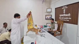 কুকুরের উৎপাতে নেই ব্যবস্থা, কর্মকর্তার টেবিলে কুকুর ছেড়ে দিয়ে প্রতিবাদ