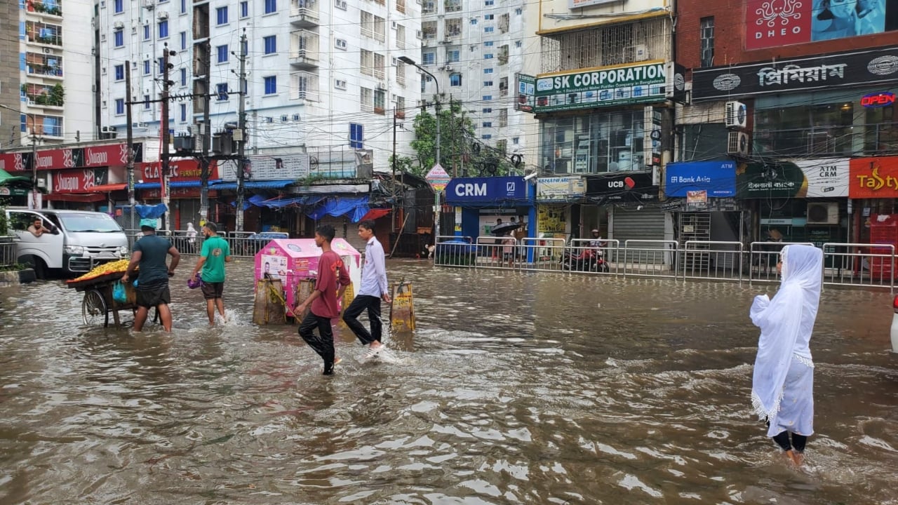 বৃষ্টিতে ডুবলো ঢাকা, চরম দুর্ভোগে নগরবাসী