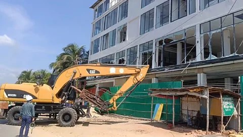 কক্সবাজারে যৌথ অভিযানে গুঁড়িয়ে দেওয়া হলো ৬ কোটি টাকার রিসোর্ট