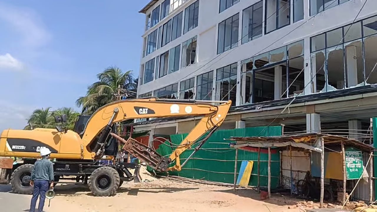 কক্সবাজারে যৌথ অভিযানে গুঁড়িয়ে দেওয়া হলো ৬ কোটি টাকার রিসোর্ট