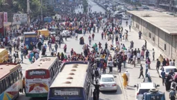 উত্তরায় পোশাকশ্রমিকদের সড়ক অবরোধ