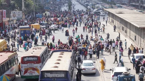 উত্তরায় পোশাকশ্রমিকদের সড়ক অবরোধ