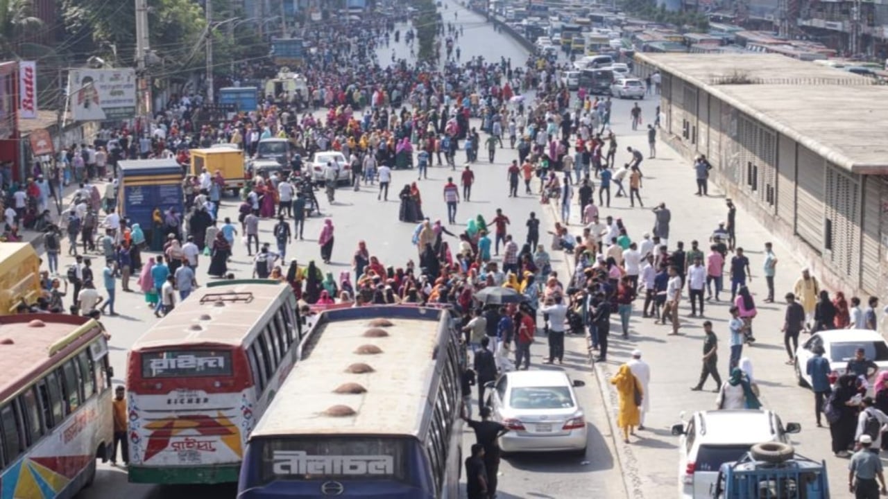 উত্তরায় পোশাকশ্রমিকদের সড়ক অবরোধ