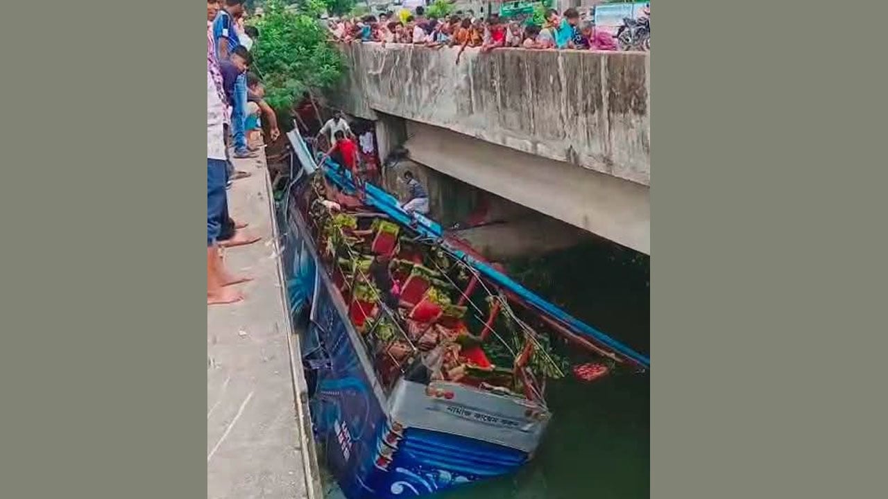 মানিকগঞ্জে নিয়ন্ত্রণ হারিয়ে বাস খাদে, নিহত ১ যাত্রী